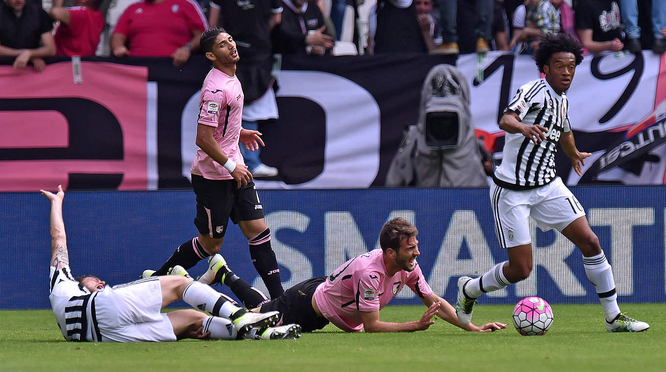 Marchisio goes down after rupturing his cruciate ligament © 2016 Getty Images