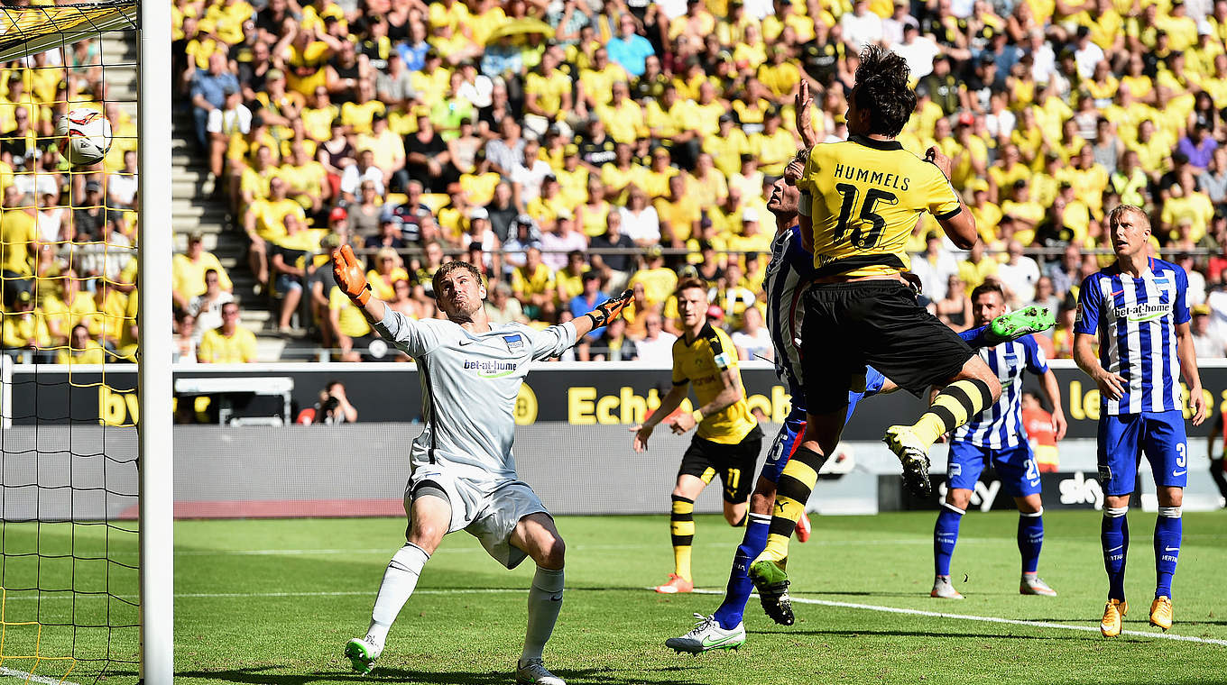 Über Berlin nach Berlin: Mats Hummels spielt mit dem BVB im Halbfinale bei Hertha BSC © 2015 Getty Images