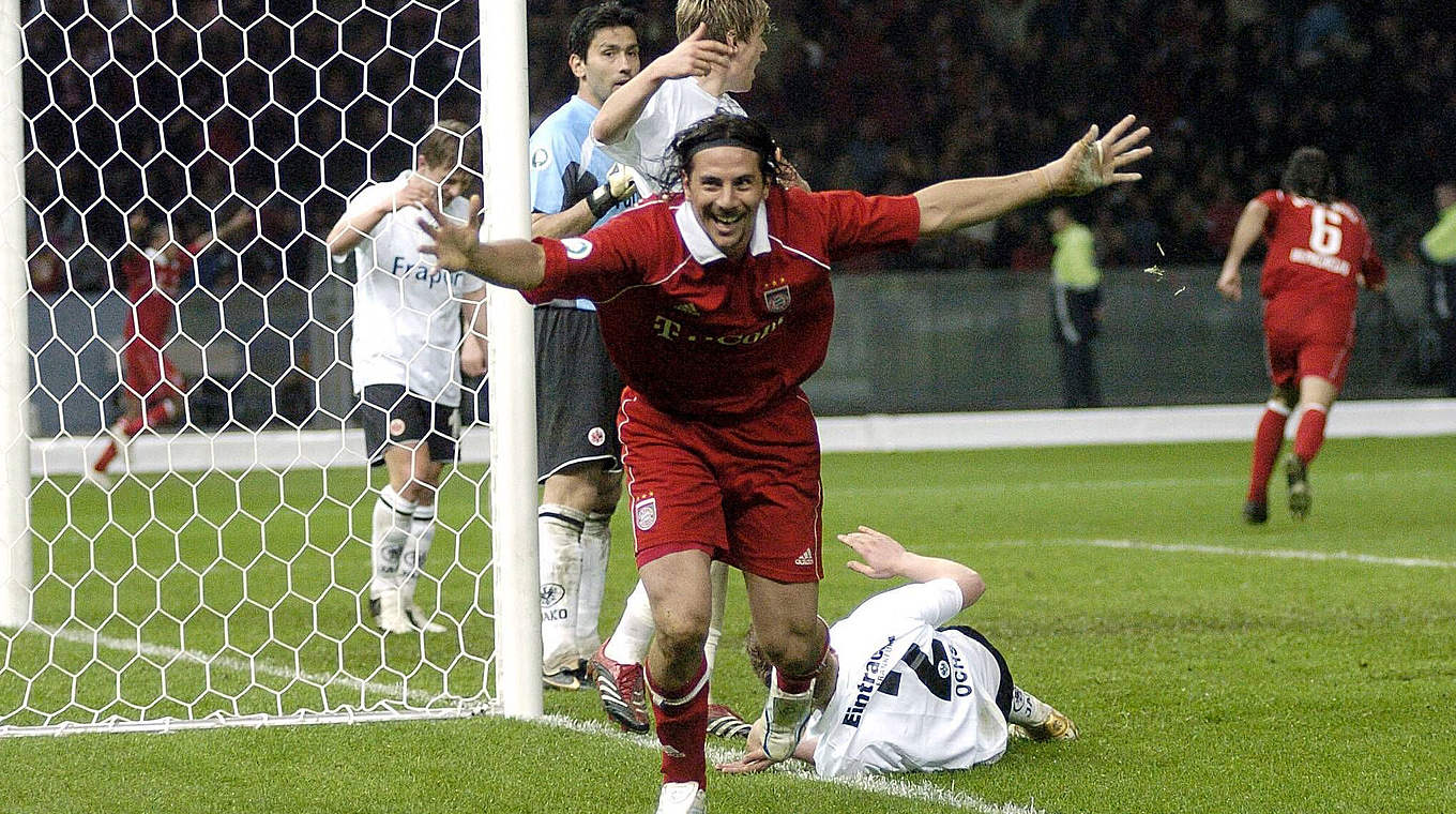 So jubeln Pokalsieger: Pizarro (v.) nach dem 1:0 für Bayern im Finale 2006 gegen Frankfurt © imago