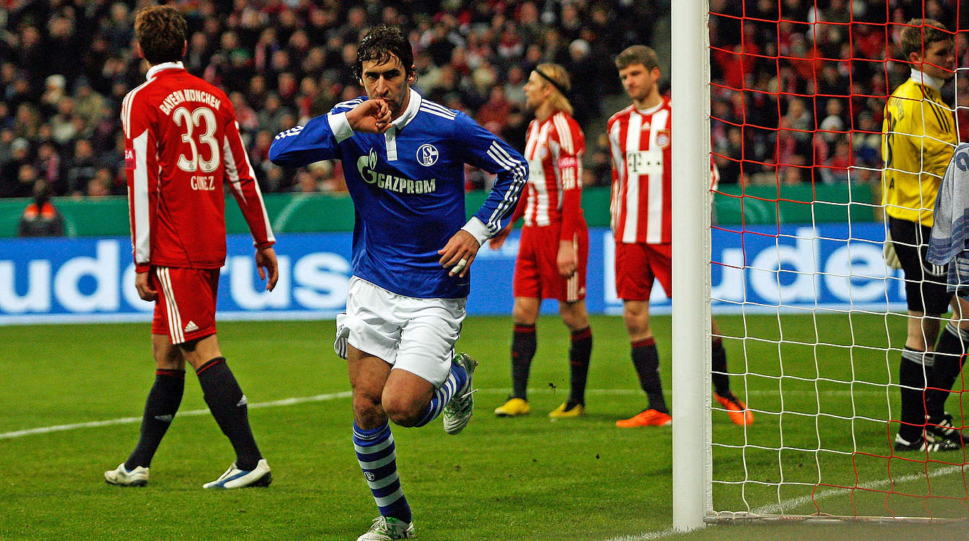 Raul scores the winner in Schalke's 1-0 win over Bayern München in 2011 © 2011 Getty Images