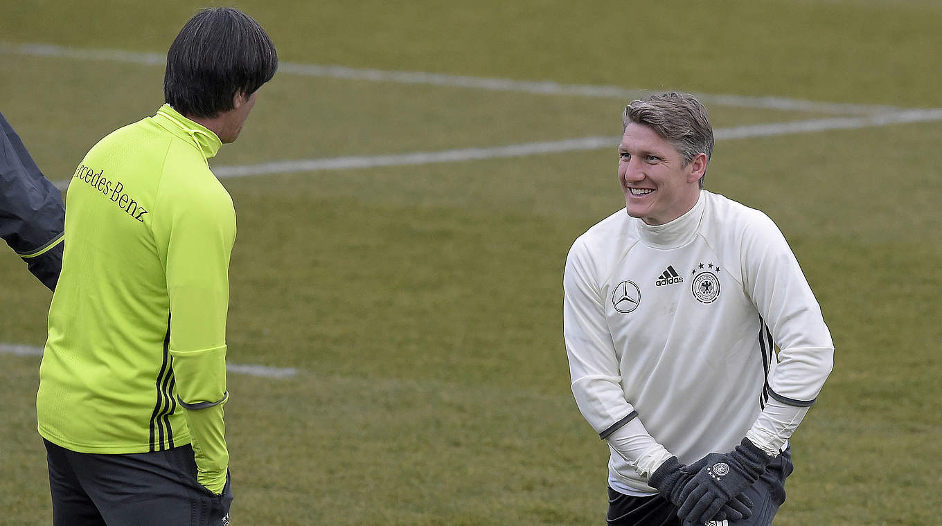 Löw über Kapitän Schweinsteiger (r.): "Er gibt mir immer Rückmeldung, wie weit er ist" © TOBIAS SCHWARZ/AFP/Getty Images