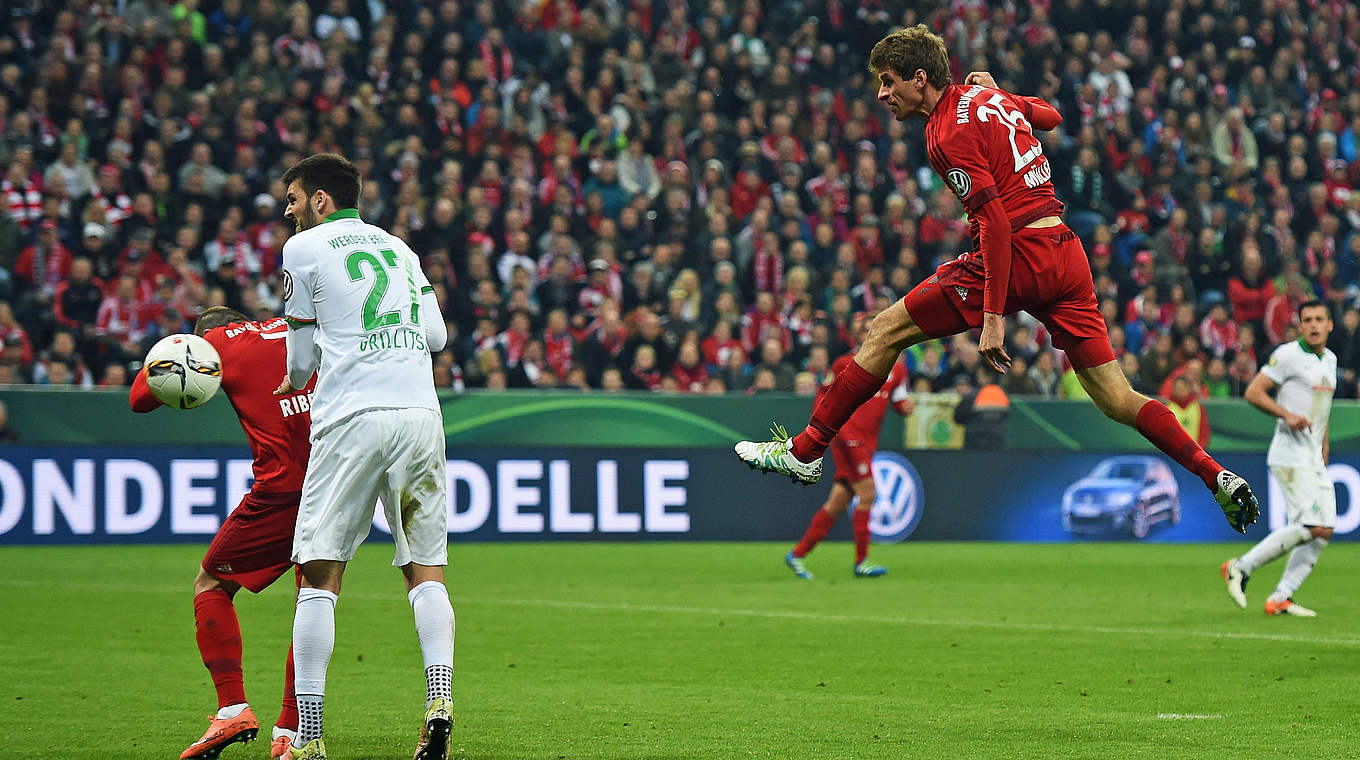 An unmarked Thomas Müller heads Bayern into a first-half lead.  © 2016 Getty Images