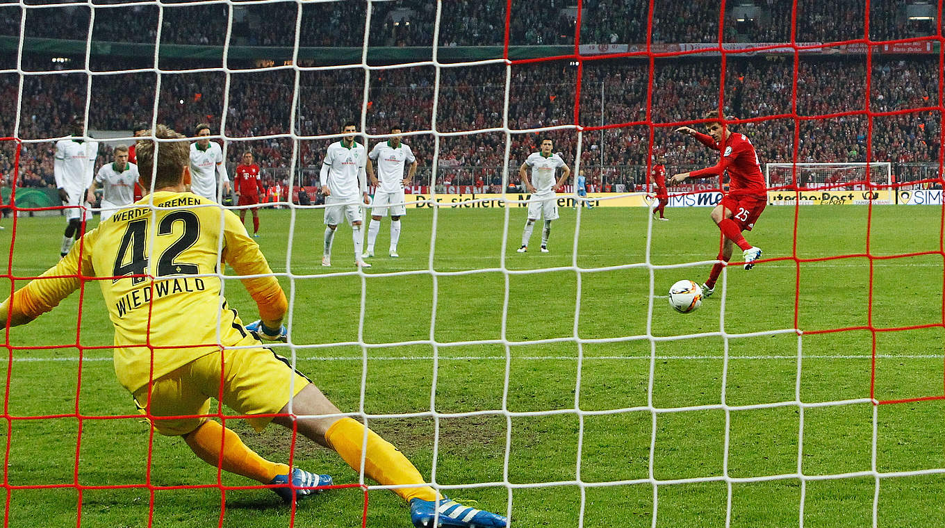 Thomas Müller guides Bayern into the DFB Cup final from the penalty spot.  © 2016 Getty Images