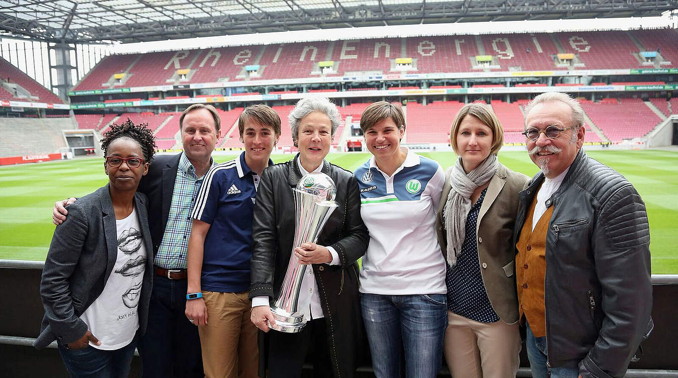 Gruppenbild mit DFB-Pokal: Ariane Hingst (3.v.r.) beim Kick-off-Event im Kölner Stadion © Getty Images