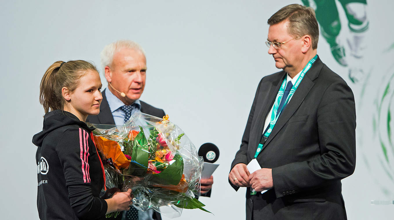 Beim DFB-Schulkongress gemeinsam mit DFB-Präsident Grindel (r.): Marleen Schimmer © 2016 Getty Images