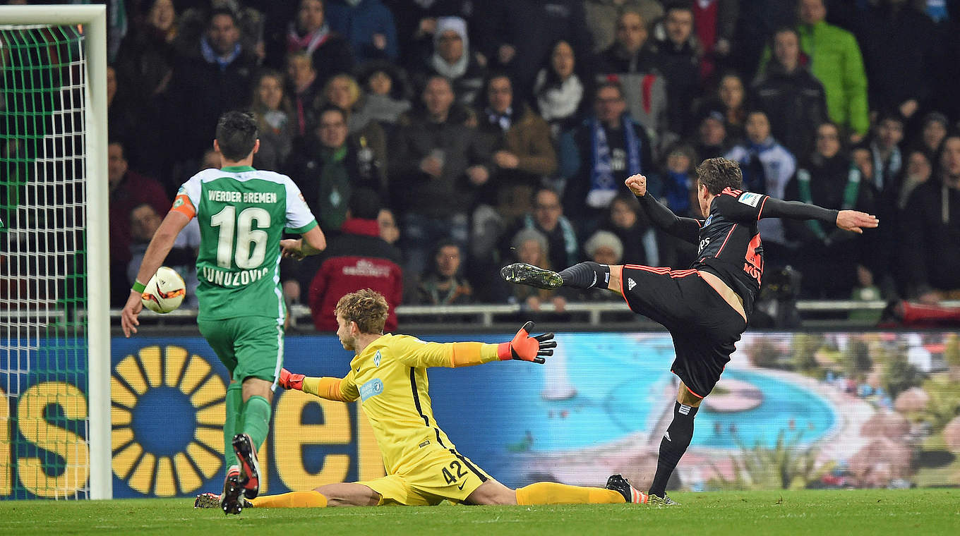 Kein Remis seit 2010: Der HSV gewinnt das Hinspiel 1:0, Müller (r.) überwindet Wiedwald © 2015 Getty Images