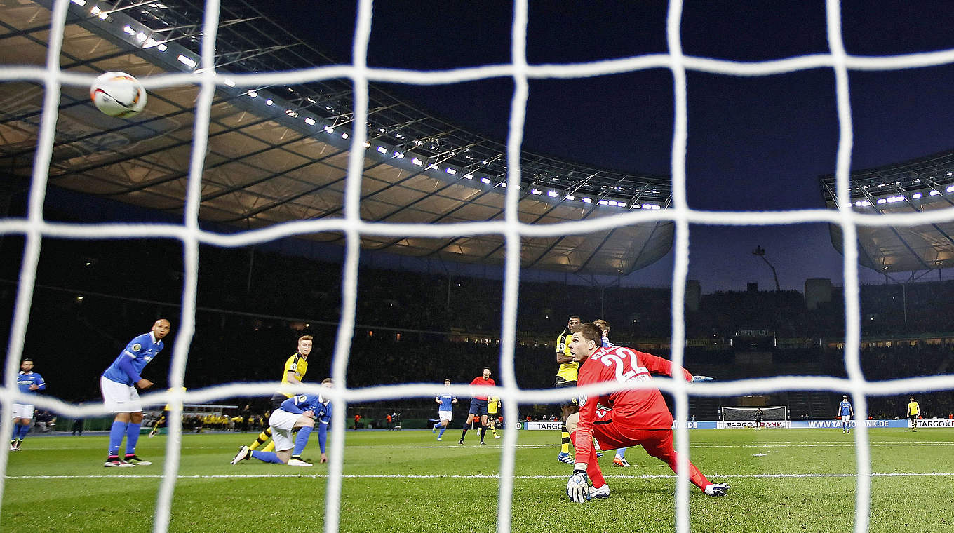 Gonzalo Castro set Dortmund on their way by finishing from 18 yards to make it 1-0 © 2016 Getty Images