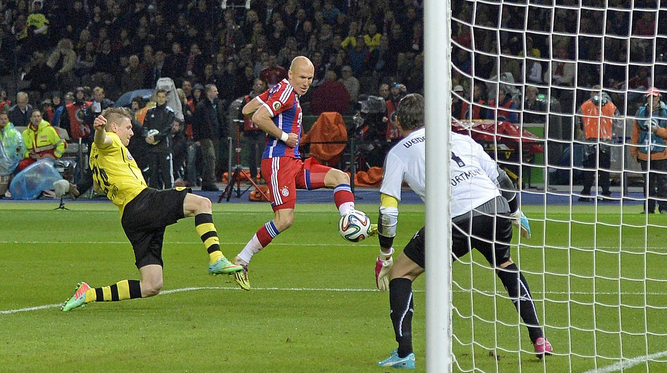 Robben scores past Weidenfeller © imago/MIS