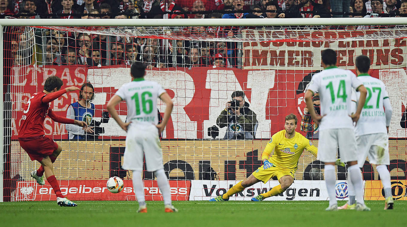 Der zweite Treffer des Abends: Thomas Müller (l.) legt vom Punkt nach © 2016 Getty Images