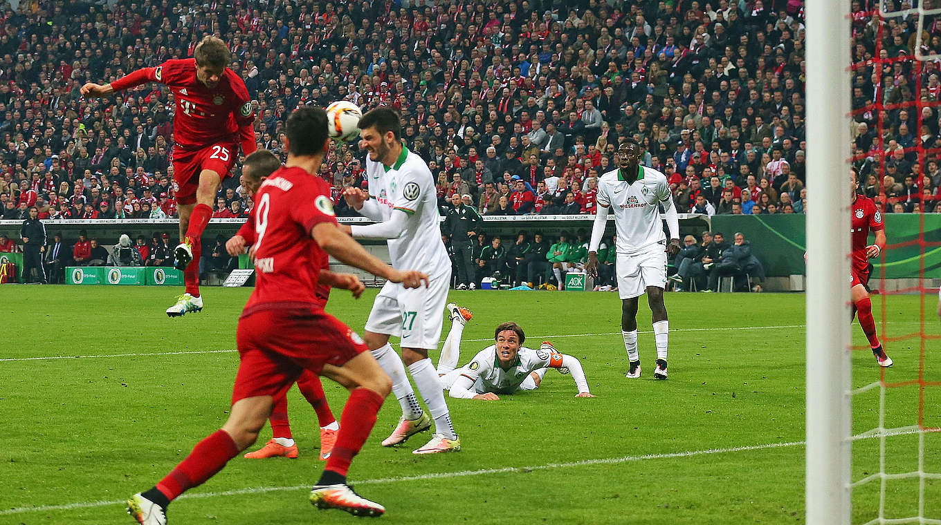 Wuchtiger Kopfball zur Führung: Weltmeister Thomas Müller (l.) hat zu viel Platz und trifft zur verdienten 1:0-Führung © 2016 Getty Images