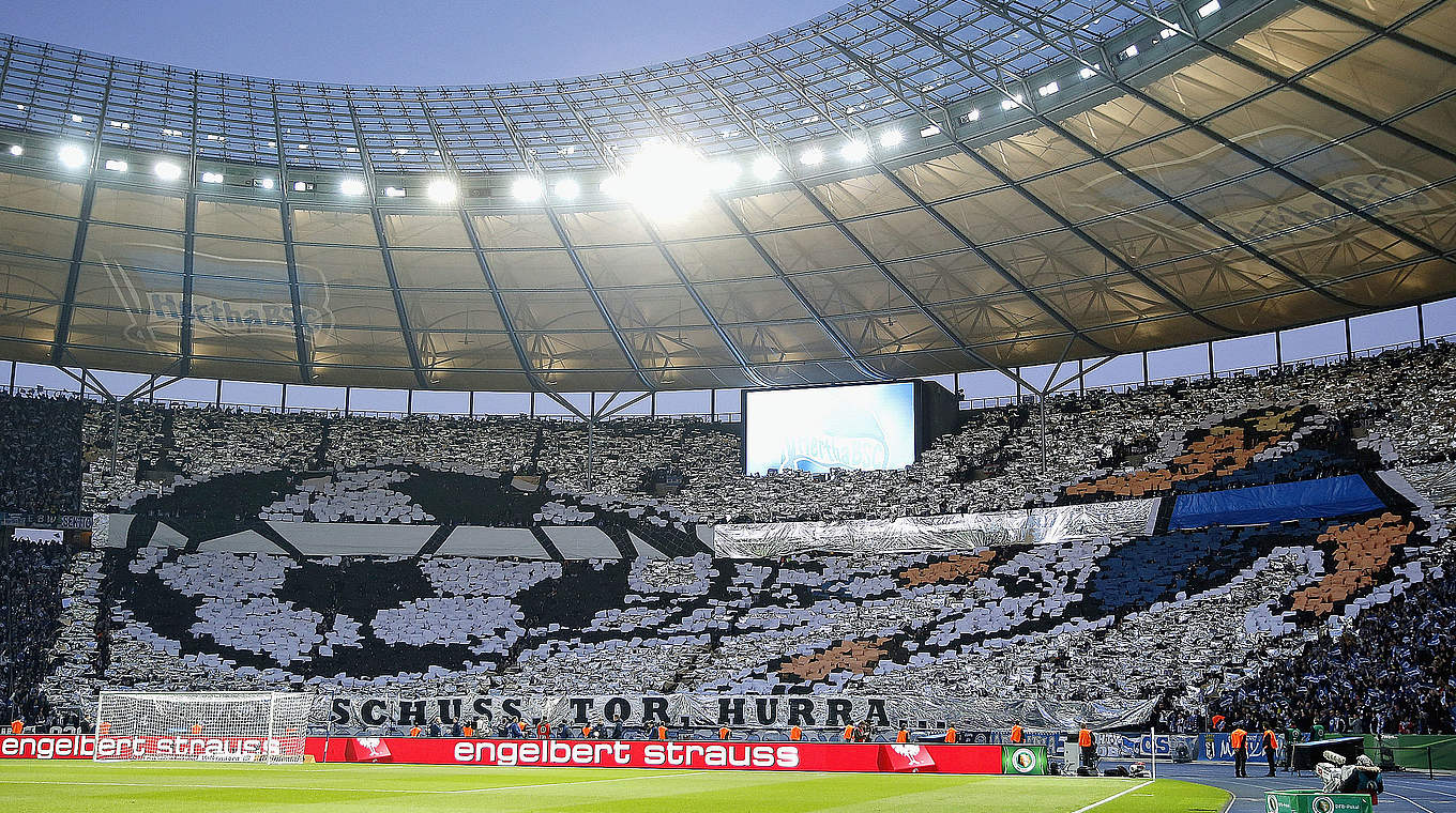 Vor dem Anpfiff: Berliner Fans hüllen das Olympiastadion in eine imposante Choreografie © 2016 Getty Images