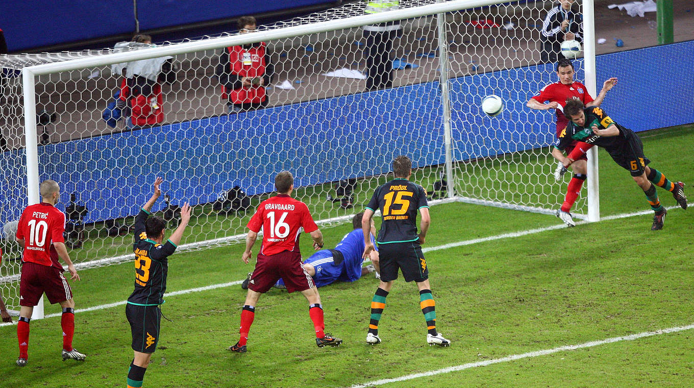 Papierkugel, Ecke, Tor: Baumann (r.) sorgt fürs Bremer Weiterkommen im UEFA-Cup 2009 © 2009 Getty Images