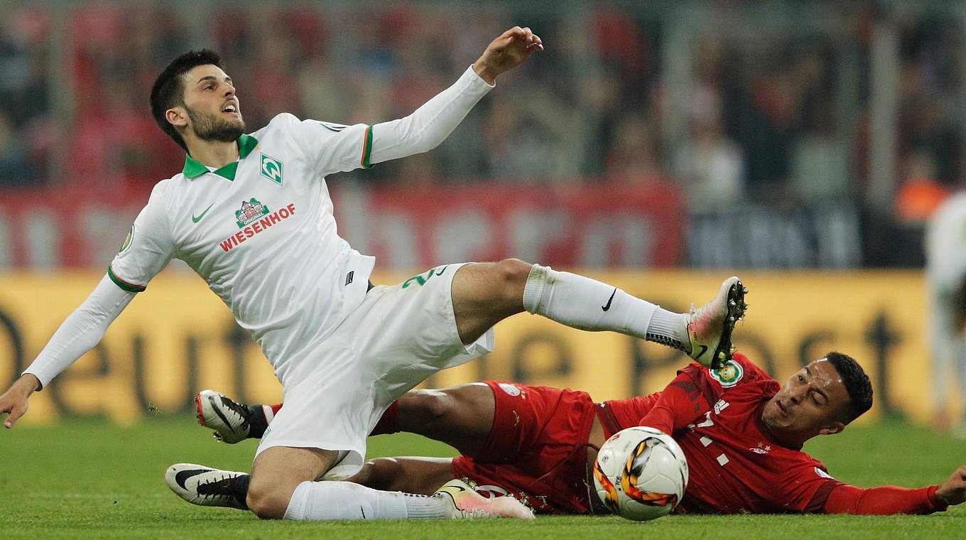 Voller Einsatz: Münchens Thiago Alcántara gegen den Bremer Florian Grillitsch. © Getty Images