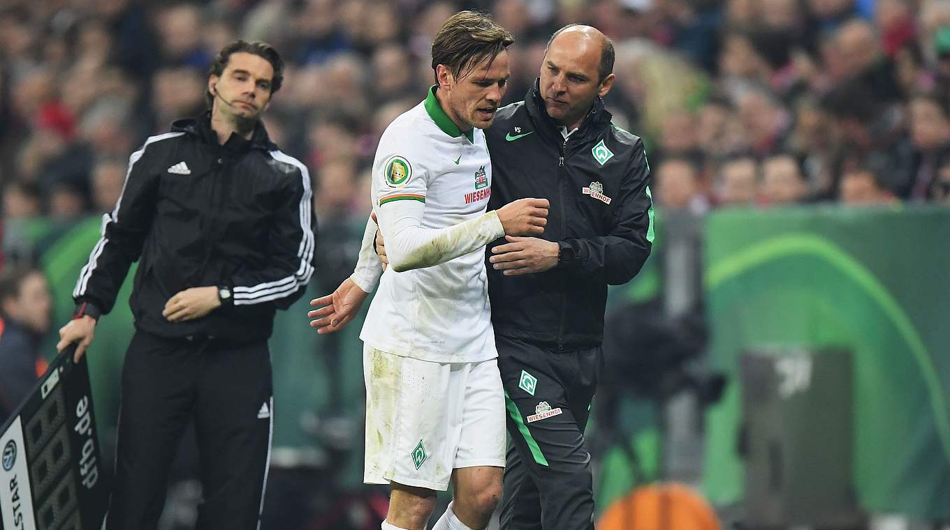 Karriereende aufgeschoben: Bremens Kapitän Clemens Fritz (M.) © Getty Images