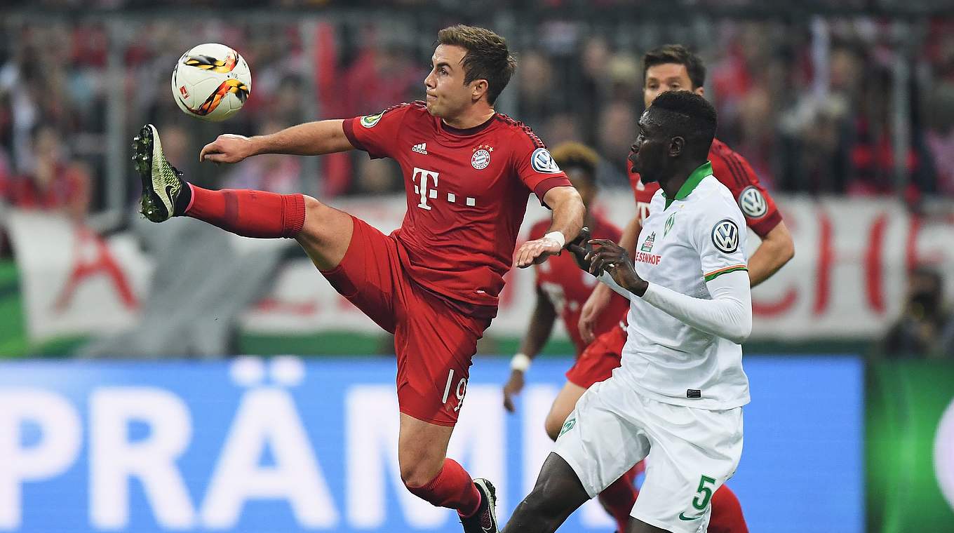 Filigran: Nationalspieler Mario Götze schwebt dem Ball entgegen. © Getty Images