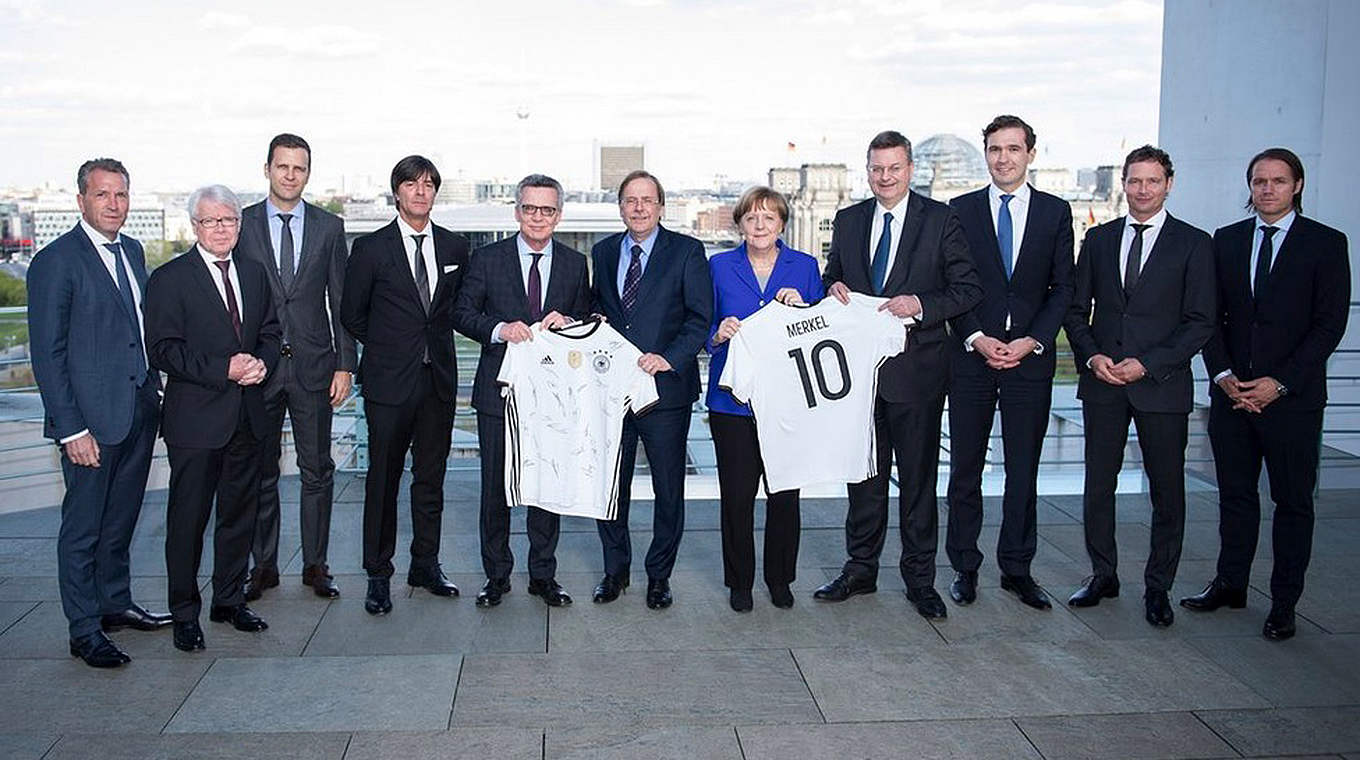 Gruppenbild mit Kanzlerin und Innenminister: die DFB-Delegation beim Besuch in Berlin © Bundesregierung 