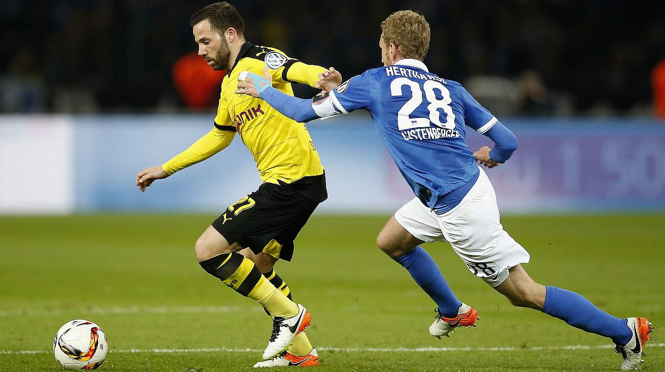 Den einen Schritt schneller: Dortmunds Gonzalo Castro (l.) gegen Fabian Lustenberger © 2016 Getty Images