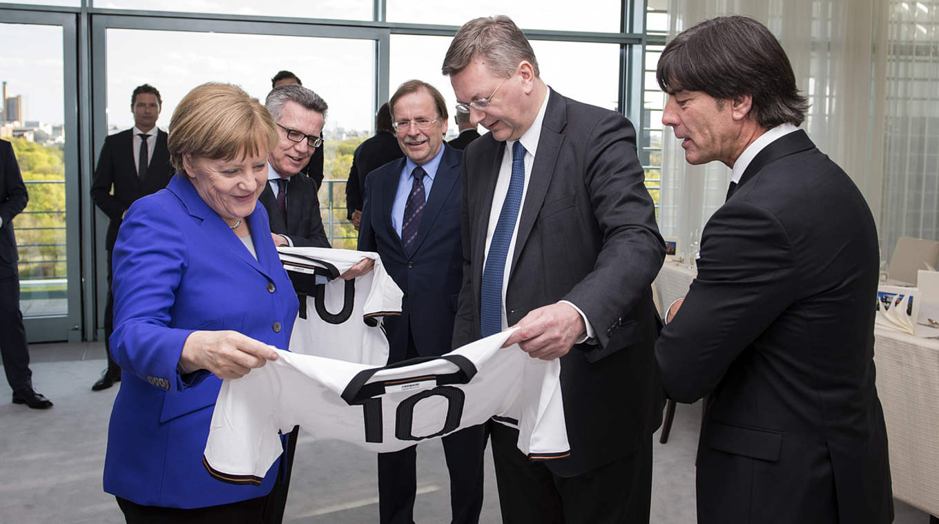 Merkel: "I’m sure that the team are fully motivated" © Bundesregierung 