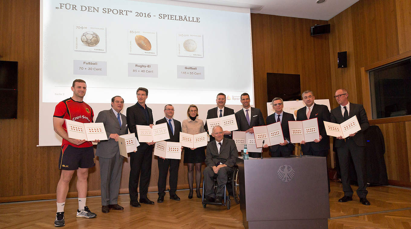 Bekam eine Sonderbriefmarken-Serie überreicht: DFB-Präsident Reinhard Grindel (5.v.r.) © Deutsche Sporthilfe/Treudis Naß