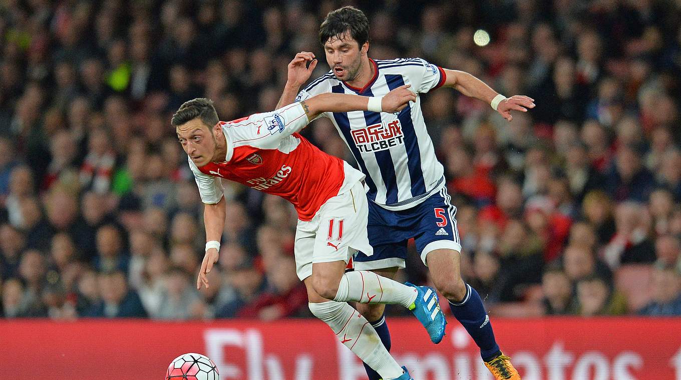 Özil and Arsenal are well placed for direct Champions League qualification © 