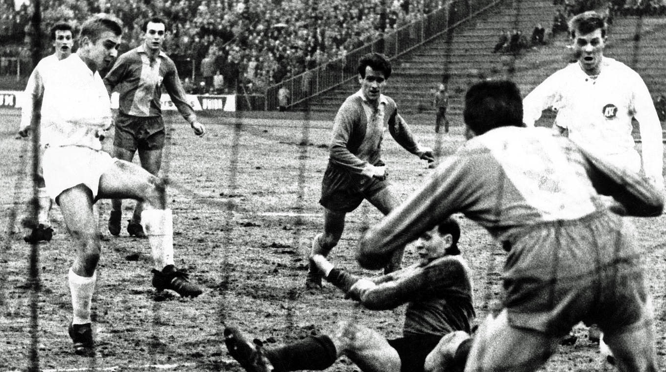 Schütze des ersten Bundesliga-Hattricks am 5. Oktober 1963: Otto Geisert (l.) vom KSC © imago