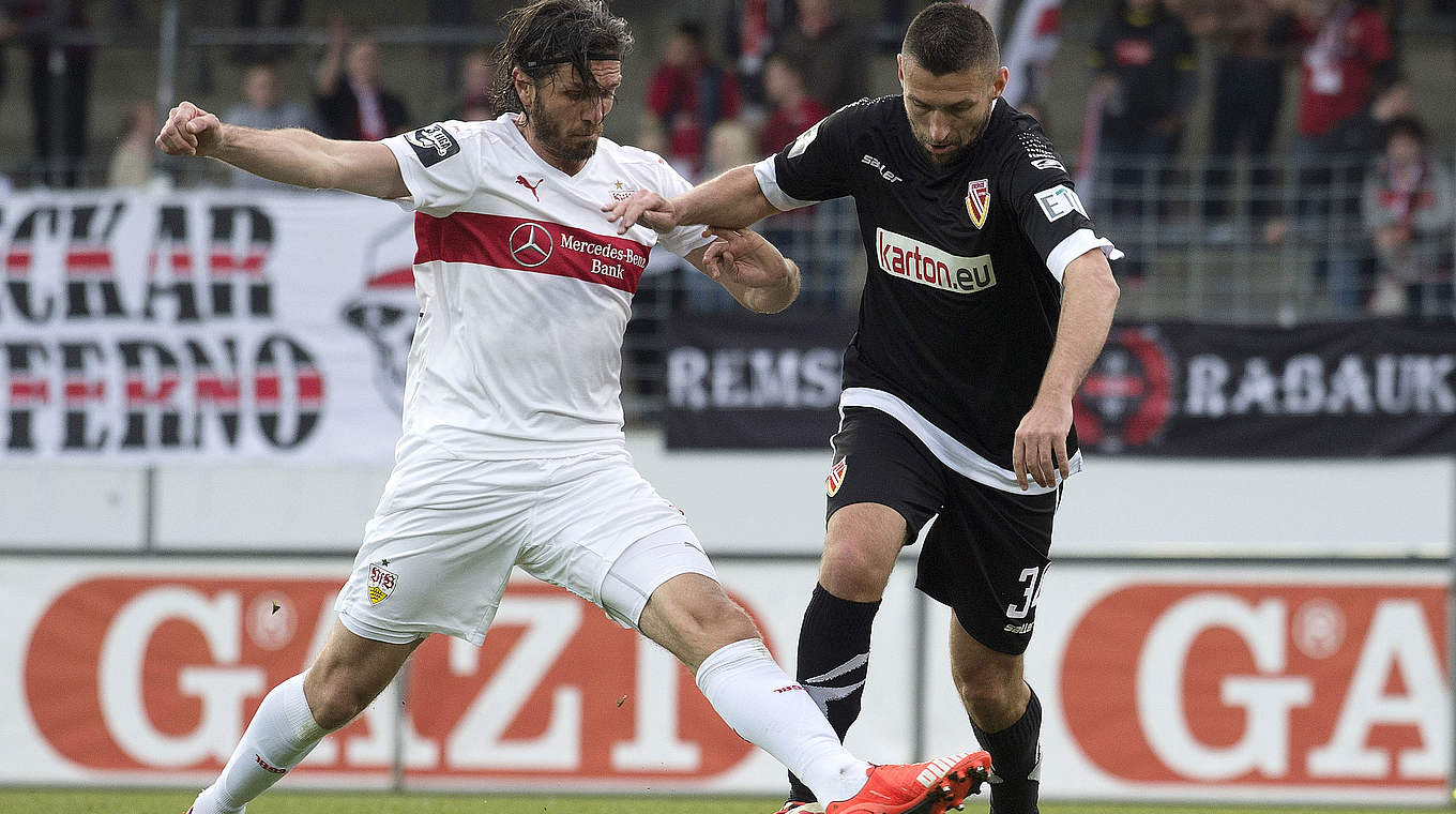 Hitziger Zweikampf um den Ball: Stuttgarts Vier (l.) gegen Mattuschka vom FC Energie © 2016 Getty Images