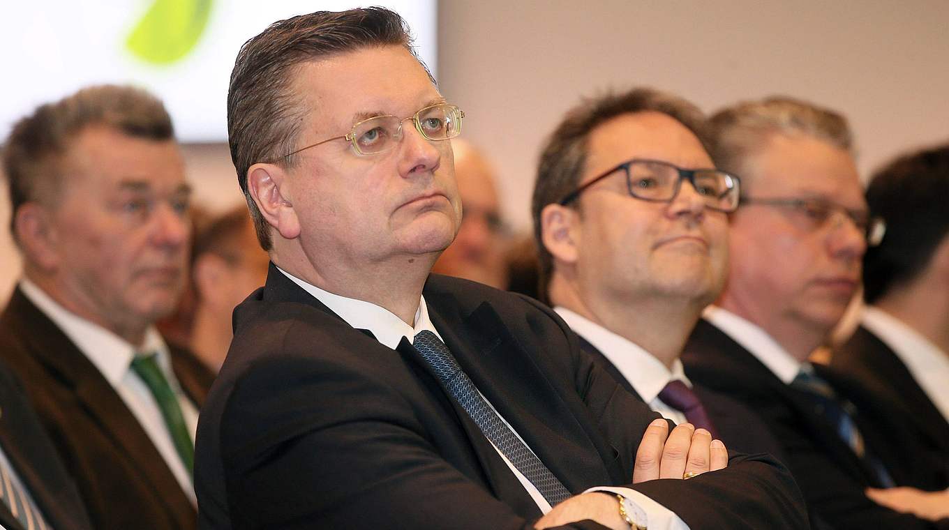 Als Ehrengast in Leipzig vor Ort: DFB-Präsident Reinhard Grindel © imago