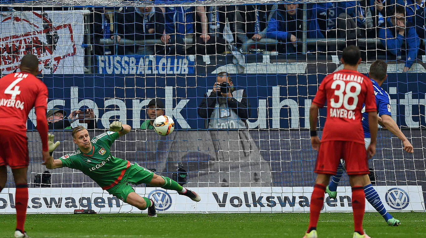 Pariert den Strafstoß: Bernd Leno hält Huntelaars Versuch © 2016 Getty Images