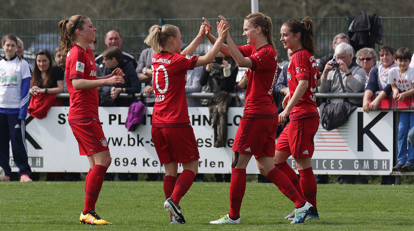 Leupolz, Maier, Miedema and Däbritz celebrate in Sand © Jan Kuppert