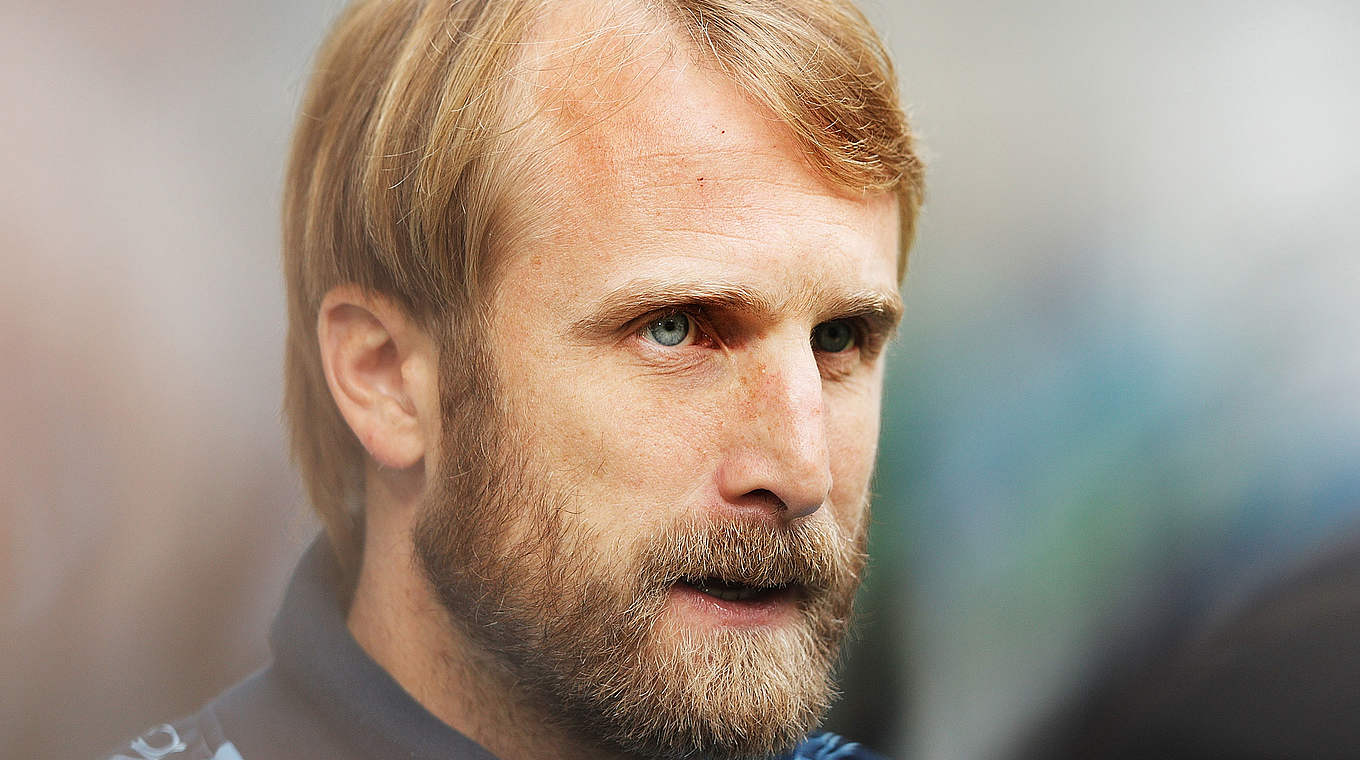 Sieg beim Debüt für 1860 München: Trainer Daniel Bierofka  © 2016 Getty Images