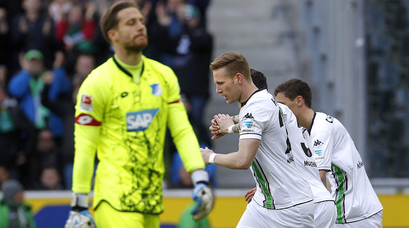 André Hahn jubelt über das 3:1: Enttäuschung bei Hoffenheims Torwart Baumann © 2016 Getty Images