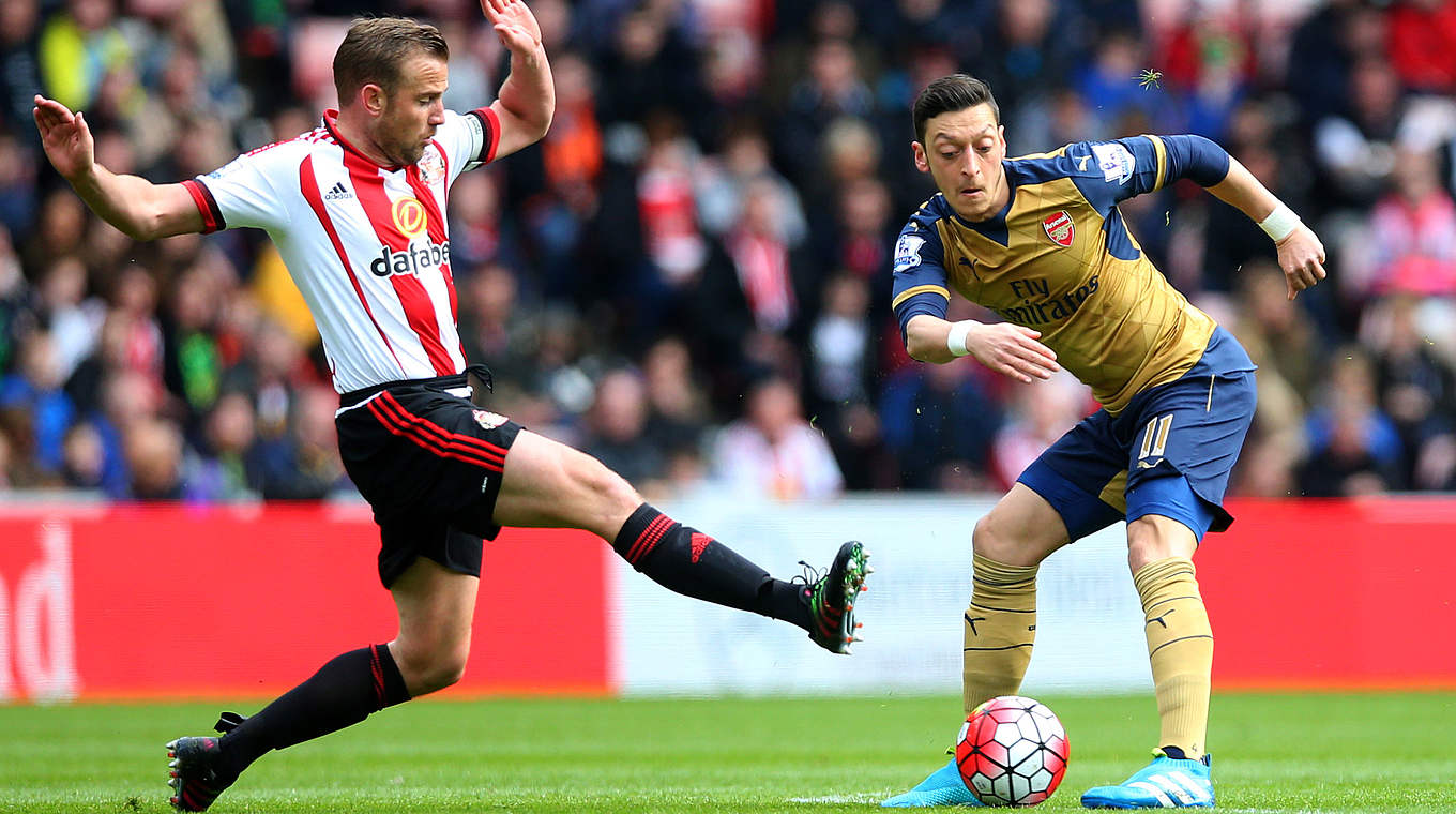 Özil challenging for the ball in Arsenal's 0-0 draw © 2016 Getty Images