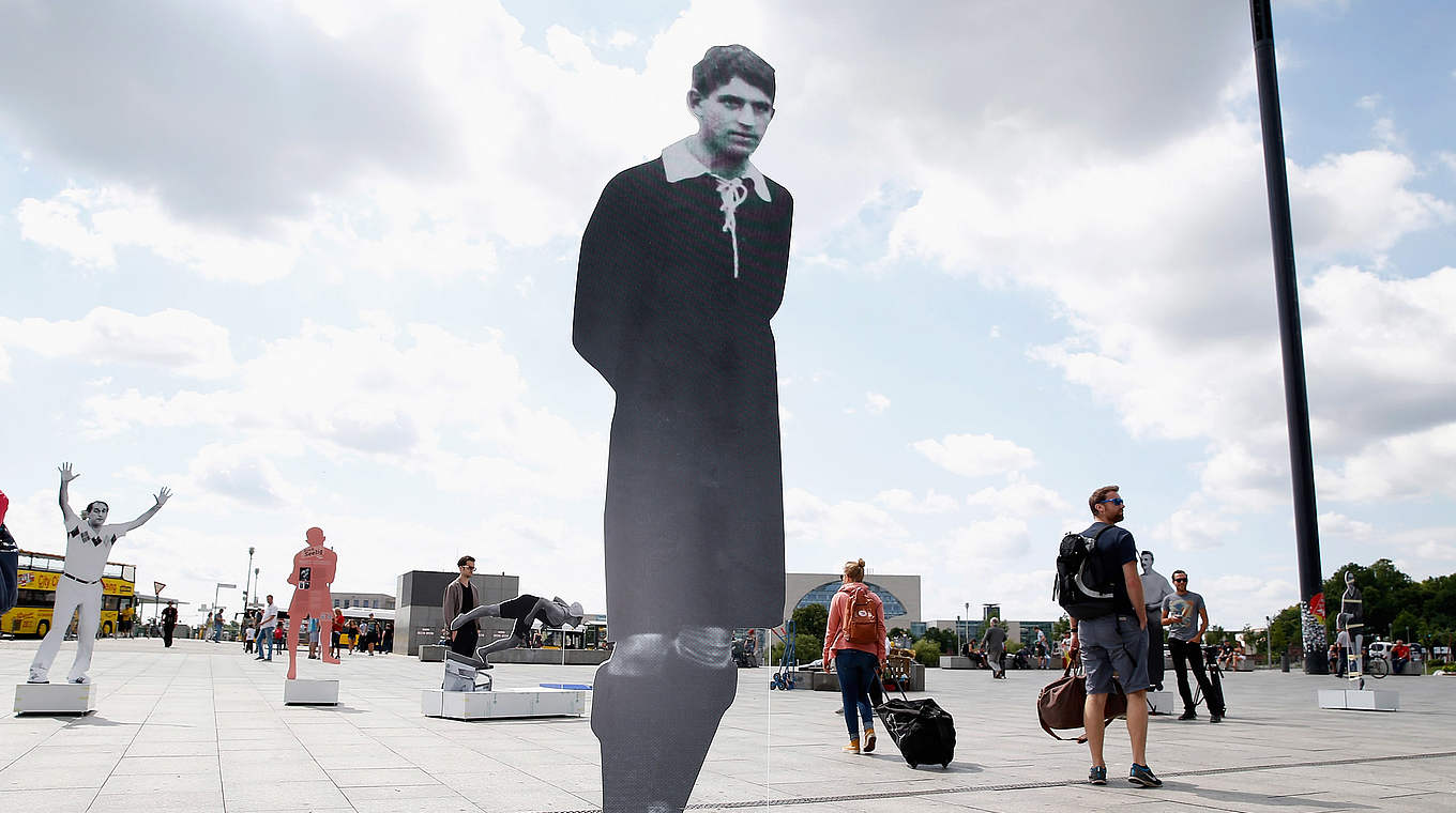 "Zwischen Erfolg und Verfolgung": Gottfried-Fuchs-Figur bei der Ausstellung in Berlin © 2015 Getty Images