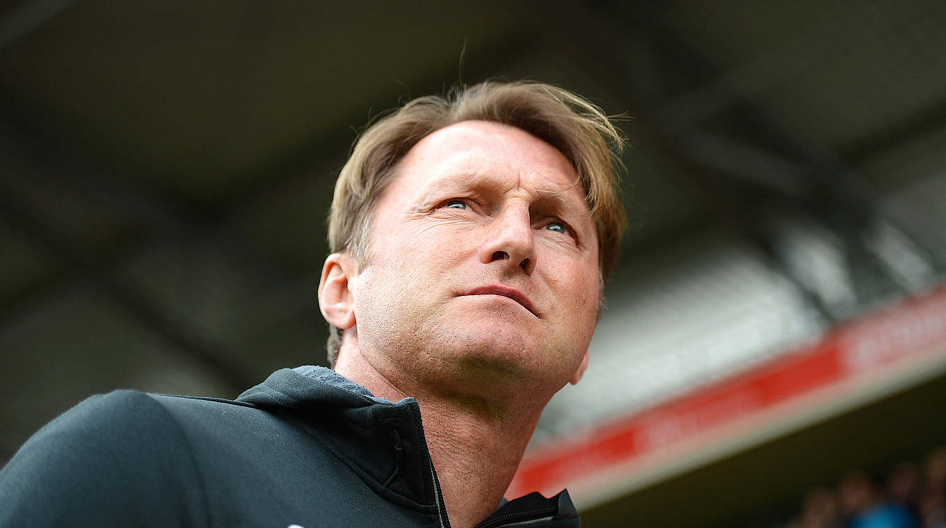 Bittet um die Freigabe beim FC Ingolstadt: der österreichische Trainer Ralph Hasenhüttl © 2016 Getty Images