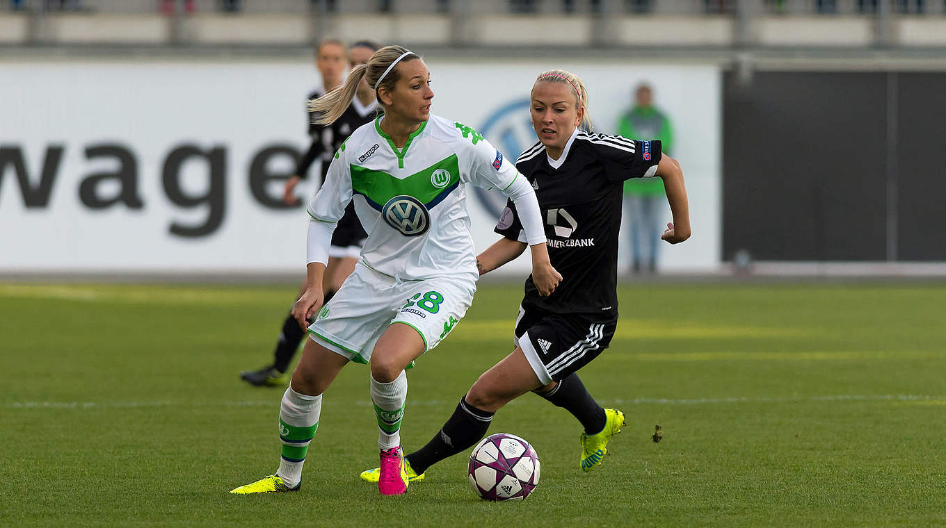 Duell der Nationalspielerinnen: Lena Goeßling (l.) und Mandy Islacker  © Jan Kuppert