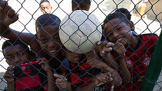 Glücklich mit Ball: Kinder im Sport- und Sozialzentrum Armindo da Fonseca in Rio © Tobias Käufer