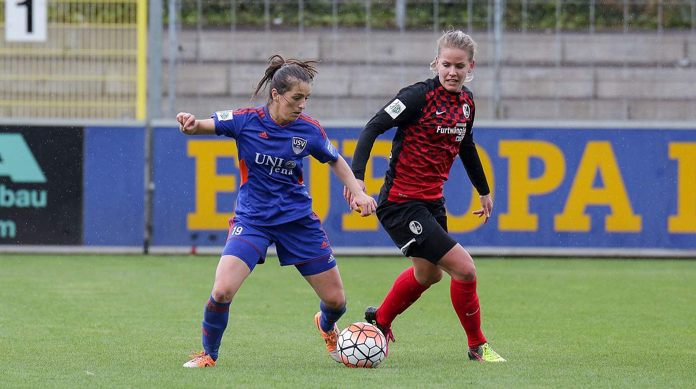 Duell der Topspielerinnen: Jenas Lendeka (l.) im Zweikampf mit Freiburgs Petermann © Jan Kuppert