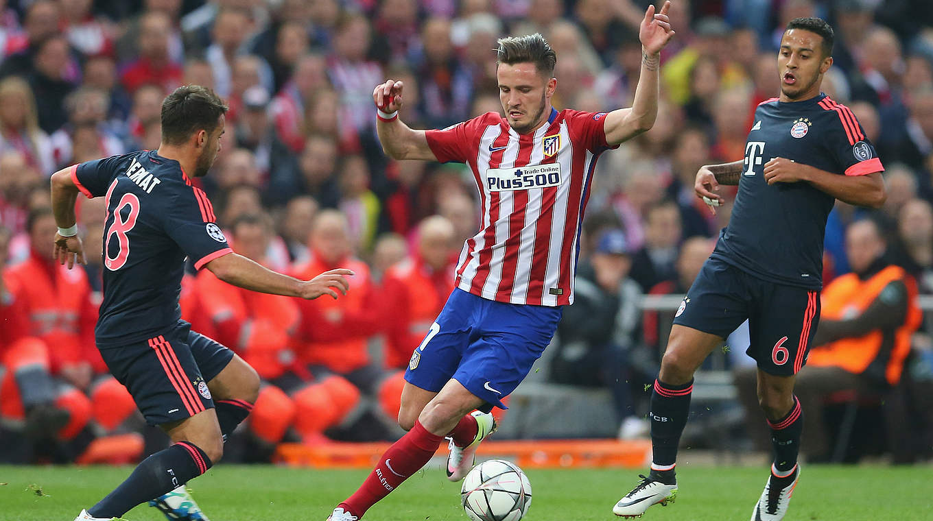 Saul skips past Bernat and Thiago. © 2016 Getty Images