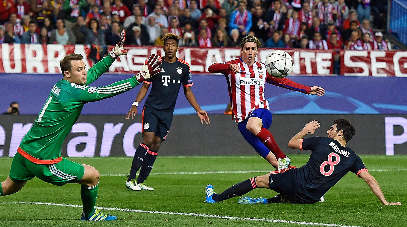 Bayern und Neuer (l.) im Glück: Torres (2.v.r.) setzt sich durch, trifft aber nur den Pfosten © 2016 Getty Images