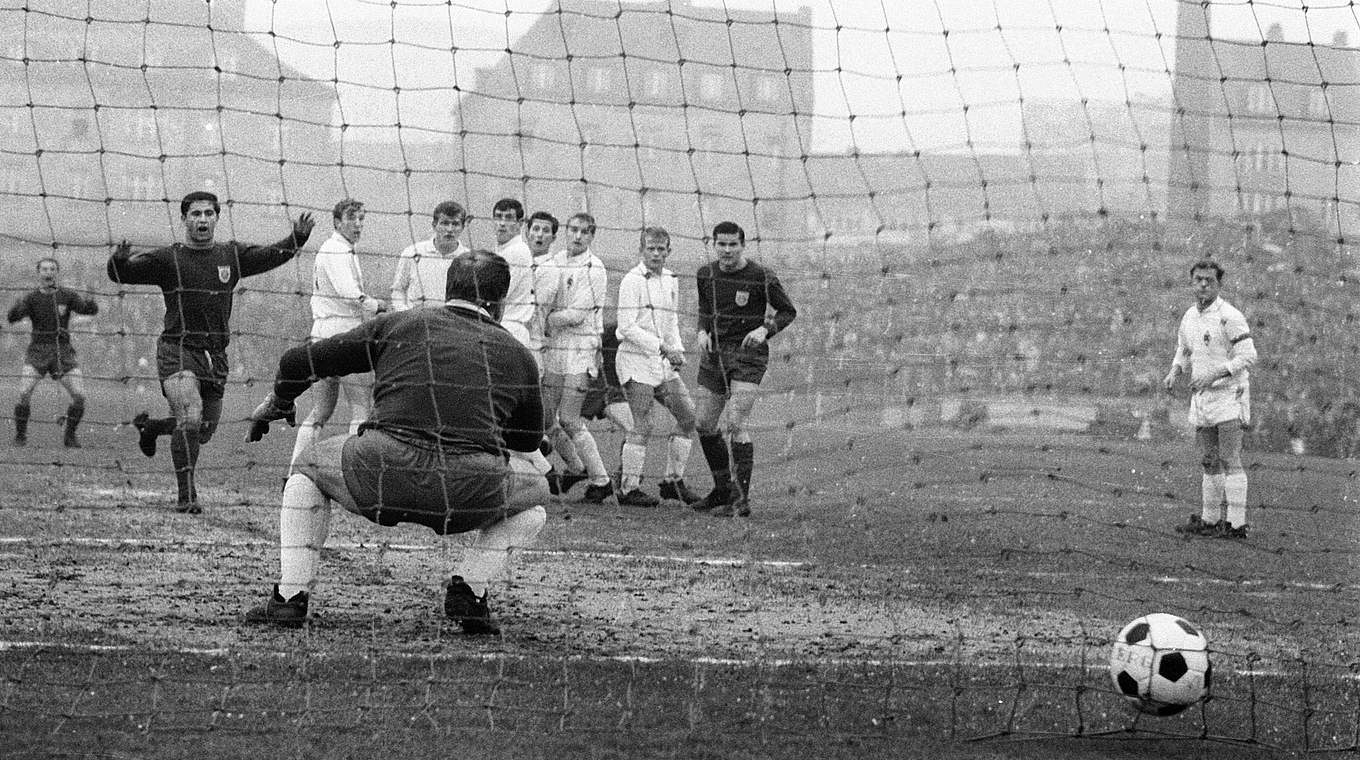 Der erste Bundesligavergleich in München 1966: Im Aufsteigerduell siegt Bayern 5:2 © imago sportfotodienst