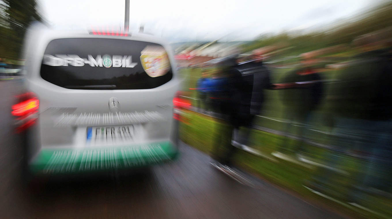 "Neue Trainer gewinnen und vorhandene qualifizieren": Das DFB-Mobil wirkt an der Basis © 2016 Getty Images