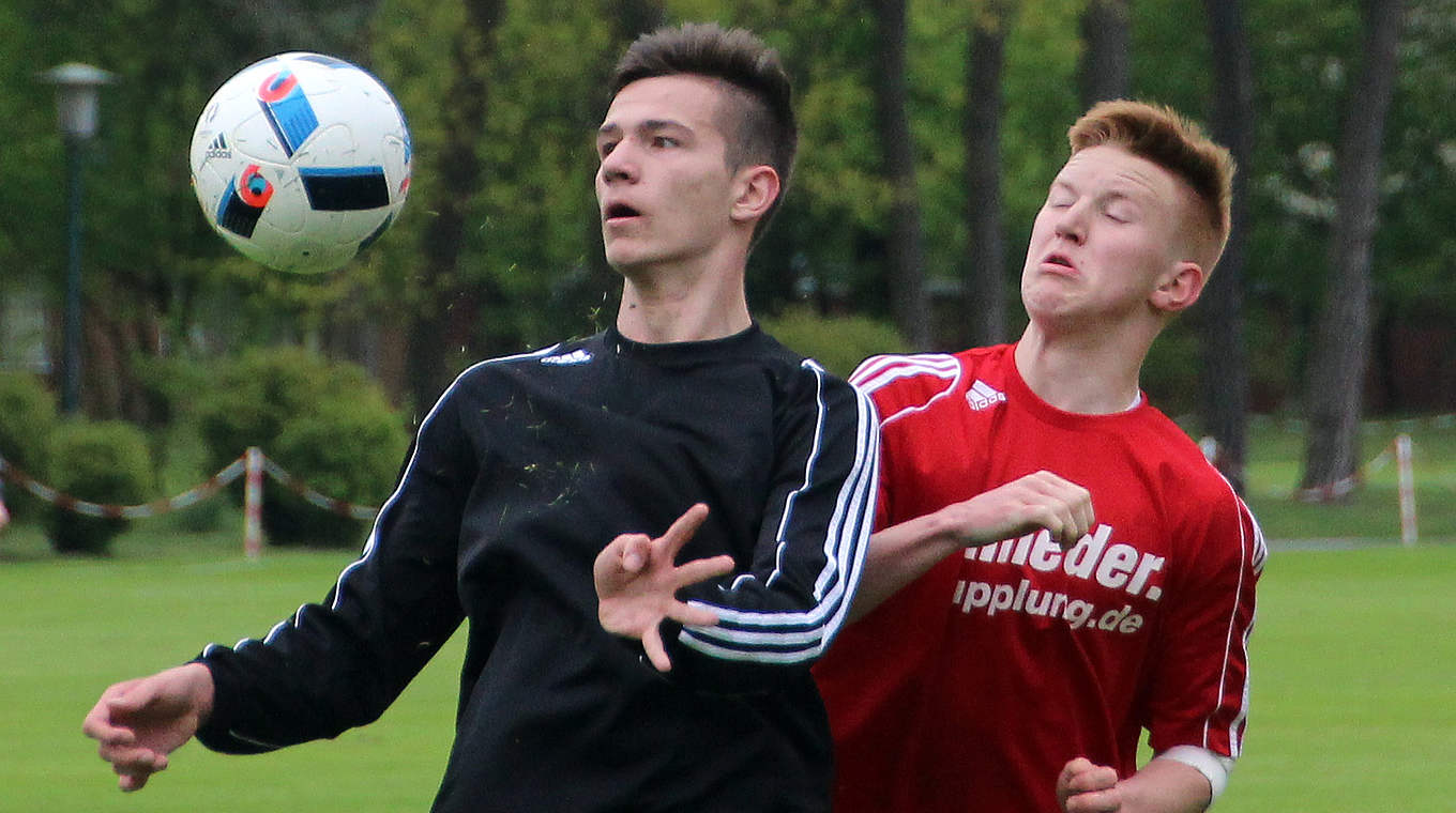 Volle Konzentration: Hessen (l.) setzt sich 3:0 gegen Thüringen durch  © Rüdiger Zinsel