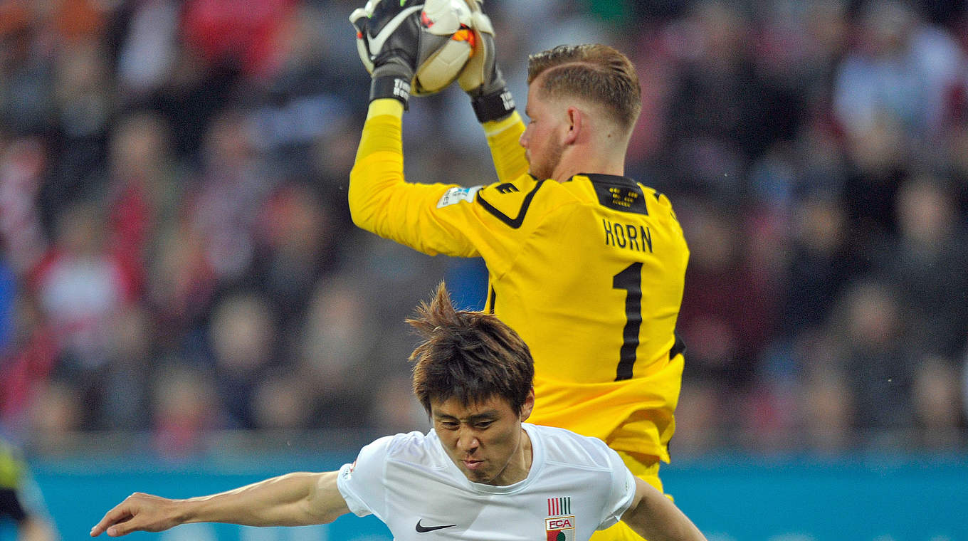 Timo Horn beats Ja-Cheol Koo in the aerial battle.  © 2016 Getty Images