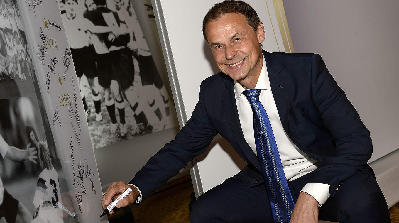 Kapitän der Traditionsmannschaft: Olaf Thon bleibt seinem FC Schalke 04 weiter treu © 2014 Getty Images