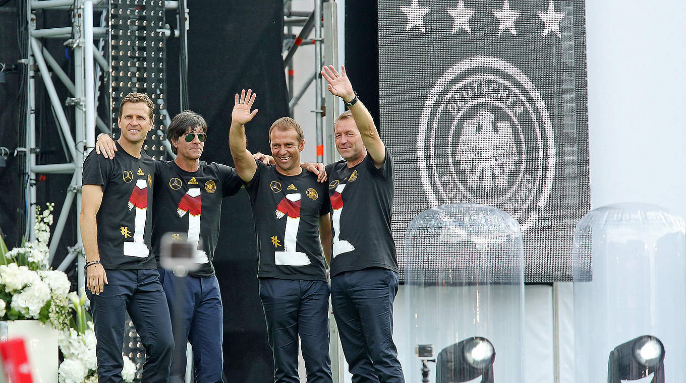 Feiert den Weltmeistertitel: Bierhoff (l.) mit dem Trainerstab in Berlin nach der Weltmeisterschaft 2014 © 2014 Getty Images