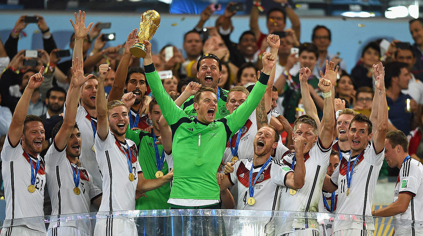Feiert den Weltmeistertitel: Manuel Neuer mit dem WM-Pokal © 2014 Getty Images
