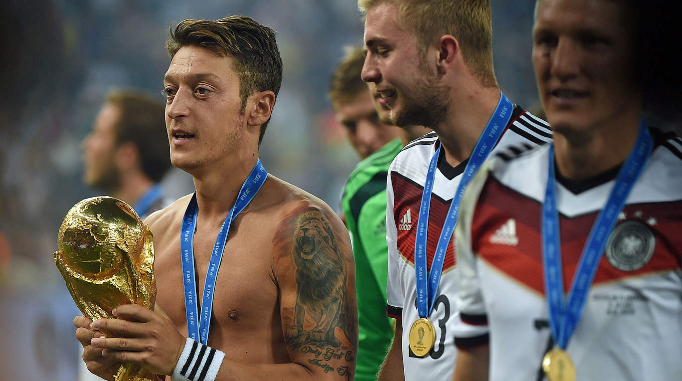 Feiert den Weltmeistertitel: Mesüt Özil 2014 im Maracana mit dem WM-Pokal © 