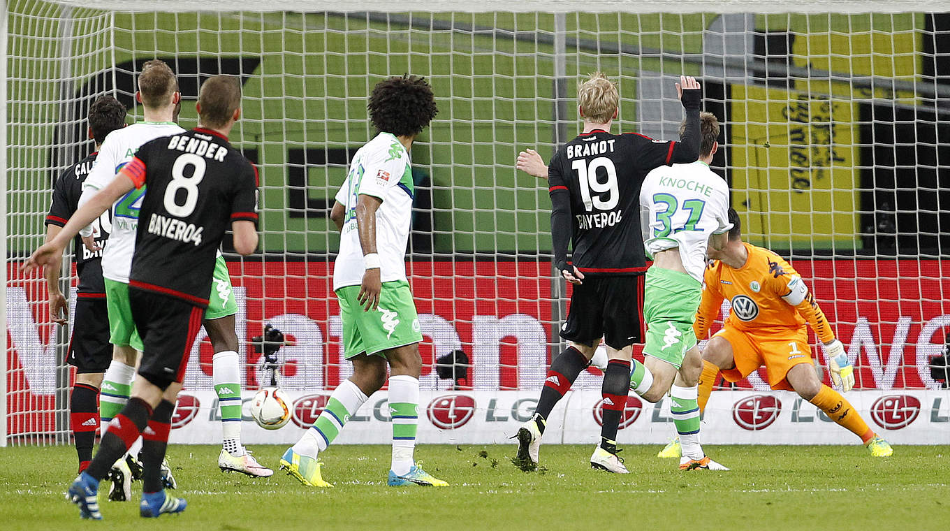 Führungstreffer für Bayer 04: Julian Brandt (Nr. 19) zielt ganz genau © 2016 Getty Images