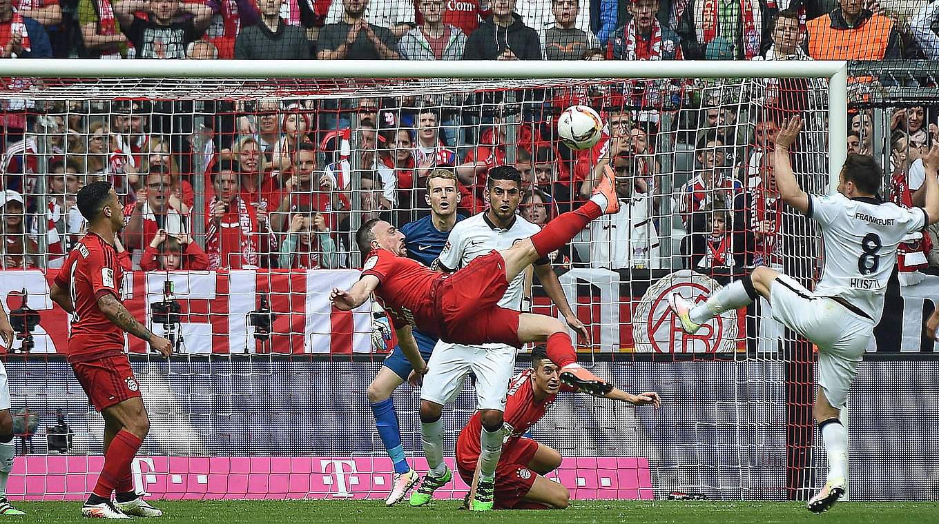 Ribéry scores delightful overhead kick in 1-0 win for Bayern. © imago/Jan Huebner