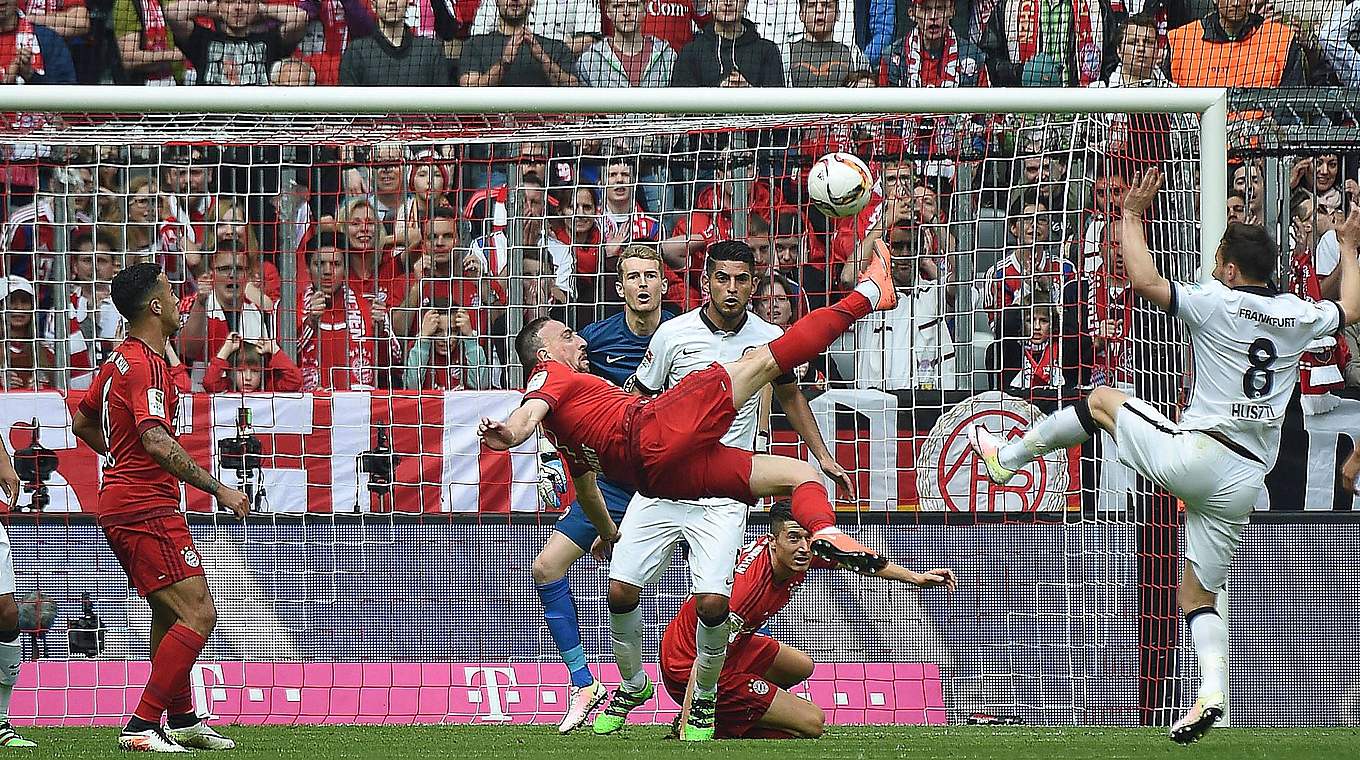 Siegtor gegen Frankfurt: Ribéry (v.) trifft per Seitfallzieher, Bayern holt den Heimerfolg © imago/Jan Huebner